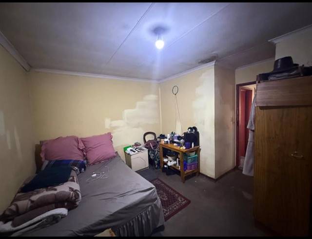 6 BEDROOM HOUSE FOR SALE IN TEMBISA CENTRAL